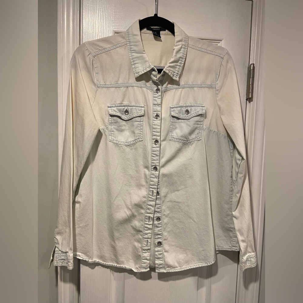 Forever 21 Size M Light Wash Denim Lightweight Button Down Jean Shirt Pockets